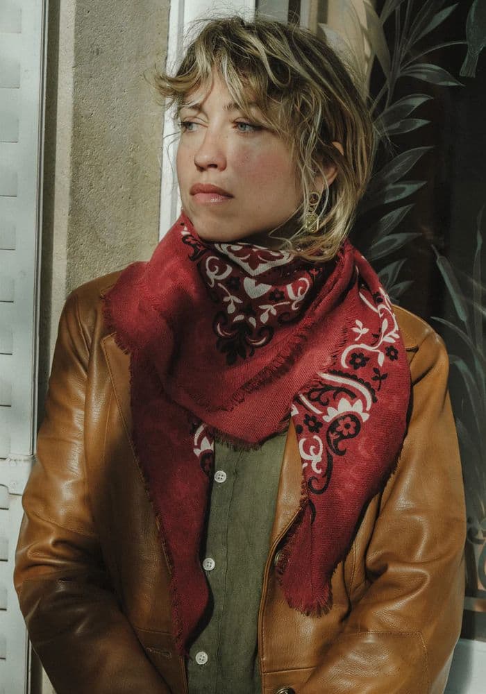 image représentative de la chanson Le Chiffon rouge