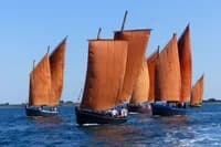 Photo de la chanson Les Voiles Rouges et Carrées