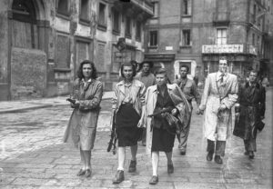 Trois résistantes italiennes armées à Milan en avril 1945.